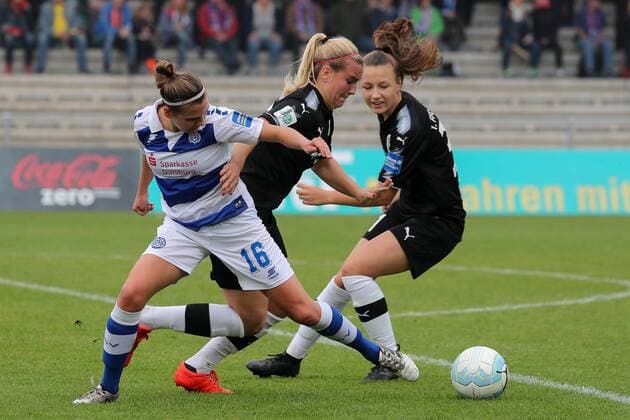 v left Rieke Dieckmann MSV 16 Laura Störzel Laura STOERZEL Frankfurt 20 Tanja Pawollek Frankfurt 31 duel Duel Duel Tackle Tackling Dynamics Action Action shot Football Alliance Women Bundesliga 1 FFC Frankfurt MSV Duisburg xozx