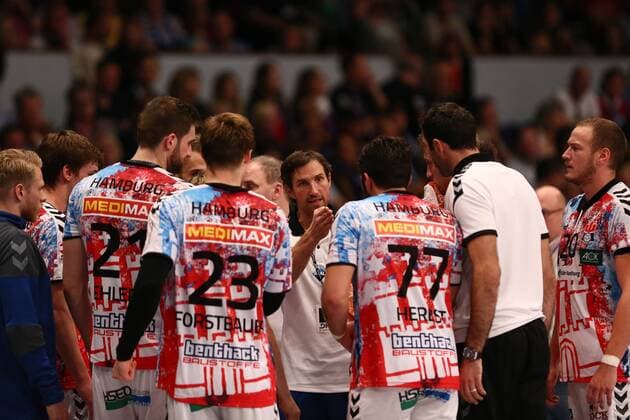 Handball 3. Liga Nord 2017 2018 - Handball Verein Hamburg vs. HSV Hannover Trainer Torsten Jansen (Hamburg) gibt Anweisungen während einer Teambesprechung . Sporthalle Alsterdorf Hamburg