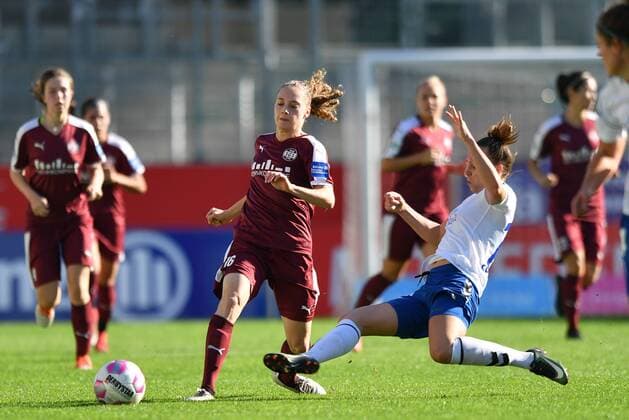 Jana Sedlakova FF UPS Jena 12 tries the Ball before Jacqueline Klasen SGS 16 to clarified flies up Football Alliance Women Bundesliga SGS Eat UPS Jena xmkx