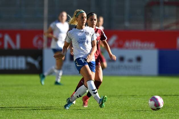 Amelia Filomena Pietrangelo FF UPS Jena 10 plays the Ball before Manjou Sabrina Wilde Manjou Wilde SGS 8 Football Alliance Women Bundesliga SGS Eat UPS Jena xmkx