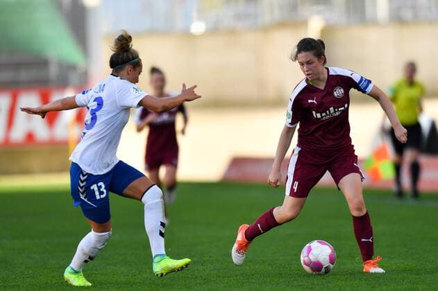 duel Karoline Heinze FF UPS Jena 13 and Jana Feldkamp SGS 4 with Ball Football Alliance Women Bundesliga SGS Eat UPS Jena xmkx