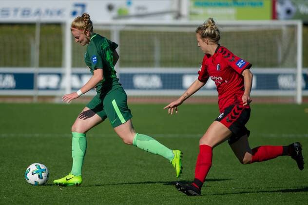 v left Verena Volkmer SV Werder Bremen 16 in Run duel duel Duel with Carolin Simon SC Freiburg 30 Football Alliance Women Bundesliga SC Freiburg SV Werder Bremen xobx