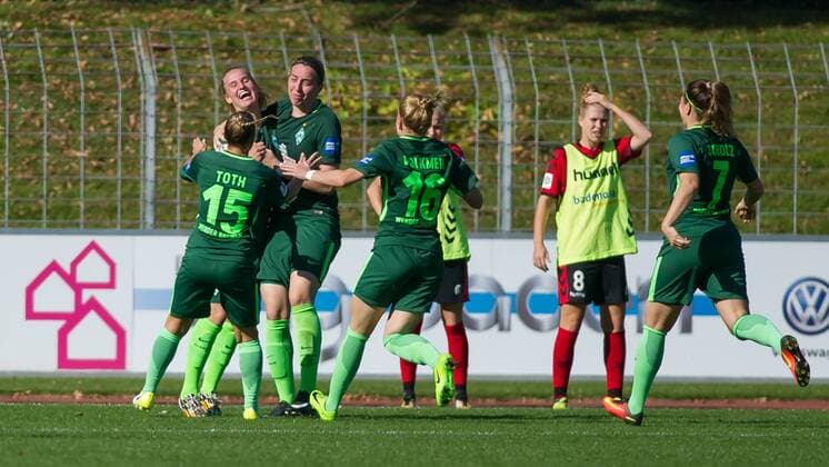 The Players the SV Werder Bremen with goal celebration cheering happiness above the goal to 1 1 Football Alliance Women Bundesliga SC Freiburg SV Werder Bremen xobx