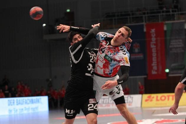 Handball 3. Liga Nord 2017 2018 - Handball Verein Hamburg vs. HSV Hannover Lukas Ossenkopp (Hamburg) im Zweikampf gegen Sascha Muscheiko (Hannover) . Sporthalle Alsterdorf Hamburg