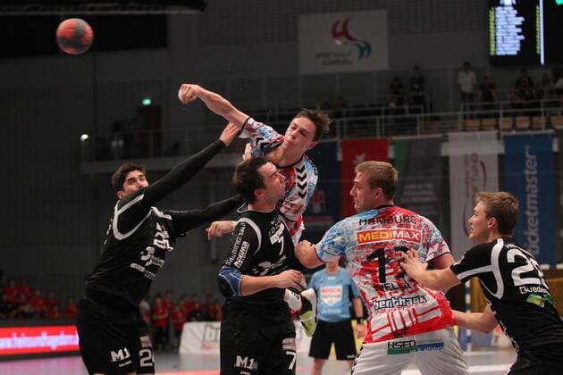 Handball 3. Liga Nord 2017 2018 - Handball Verein Hamburg vs. HSV Hannover Der letzte Angriff des Spiels von Leif Tissier (Hamburg) wird durch Sascha Muscheiko (Hannover) abgewehrt. Sporthalle Alsterdorf Hamburg