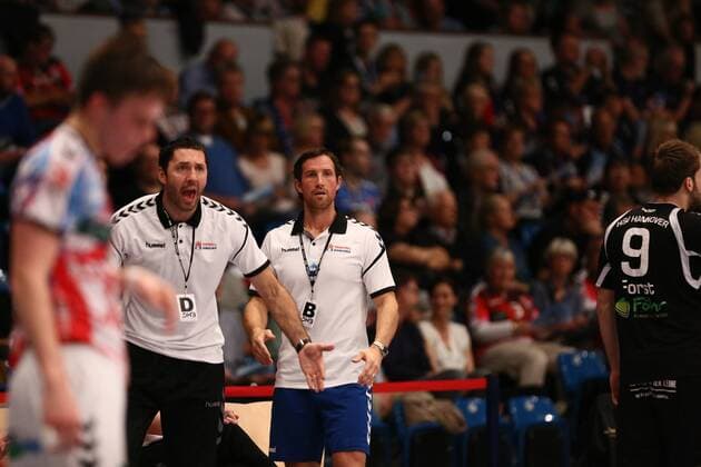Handball 3. Liga Nord 2017 2018 - Handball Verein Hamburg vs. HSV Hannover Co-Trainer Blazenko Lackovic (Hamburg) und Trainer Torsten Jansen (Hamburg) geben von der Seitenlinie verzweifelt Anweisungen . Sporthalle Alsterdorf Hamburg