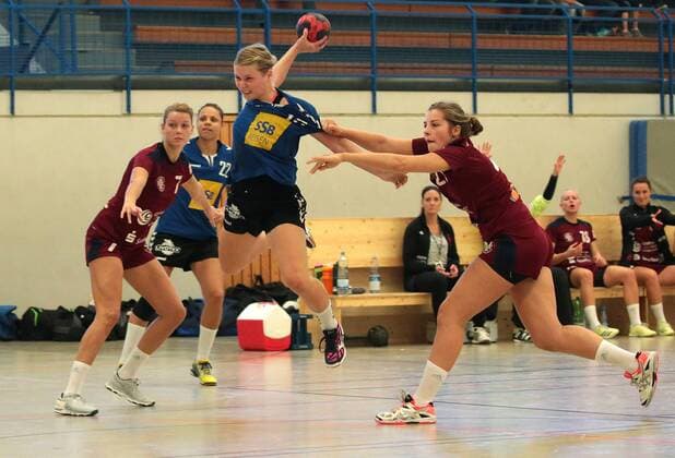 15 10 2017 Germany TV Möglingen vs TS Herzogenaurach 3 Handball League Women Season 2017 2018 v l Laura Freya Stonawski TVM Lisa Neumann