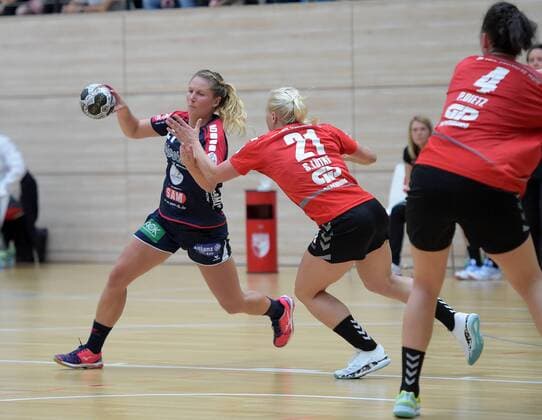 Saskia Putzke Herrenberg 21 against Sophie Lütke Hall 21 the Game SV Union Hall Neustadt vs SG H2KU Herrenberg Handball 2 League Women 15 10 2017 Hall Copyright: xostpix Eibner-Pressefotox EP_cma