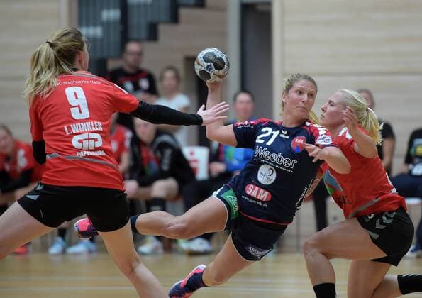 Saskia Putzke Herrenberg 21 against Sophie Lütke Hall 21 the Game SV Union Hall Neustadt vs SG H2KU Herrenberg Handball 2 League Women 15 10 2017 Hall Copyright: xostpix Eibner-Pressefotox EP_cma
