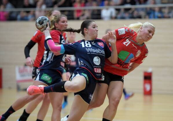 Lea Neubrander Herrenberg 18 against Sophie Lütke Hall 21 the Game SV Union Hall Neustadt vs SG H2KU Herrenberg Handball 2 League Women 15 10 2017 Hall Copyright: xostpix Eibner-Pressefotox EP_cma