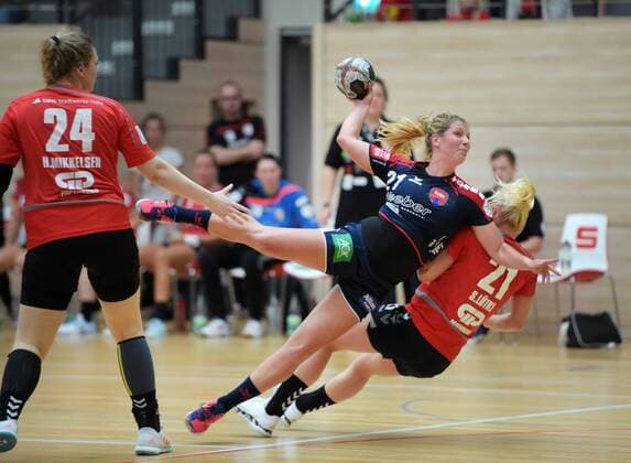 Saskia Putzke Herrenberg 21 against Sophie Lütke Hall 21 the Game SV Union Hall Neustadt vs SG H2KU Herrenberg Handball 2 League Women 15 10 2017 Hall Copyright: xostpix Eibner-Pressefotox EP_cma