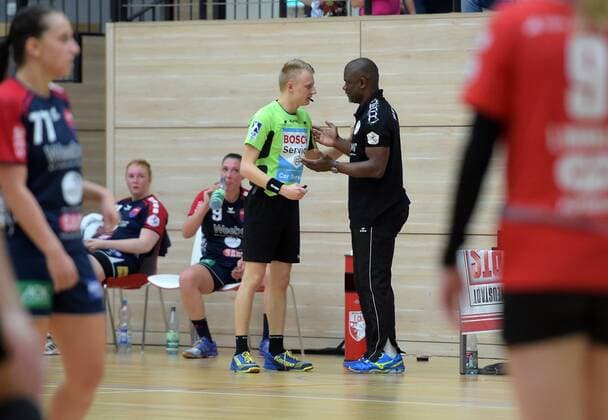 Nwagbara team manager Herrenberg discussed with the Referees the Game SV Union Hall Neustadt vs SG H2KU Herrenberg Handball 2 League Women 15 10 2017 Hall Copyright: xostpix Eibner-Pressefotox EP_cma