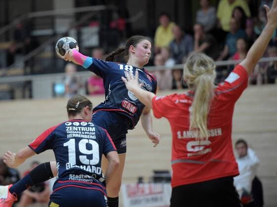 Lea Neubrander Herrenberg 18 the Game SV Union Hall Neustadt vs SG H2KU Herrenberg Handball 2 League Women 15 10 2017 Hall Copyright: xostpix Eibner-Pressefotox EP_cma