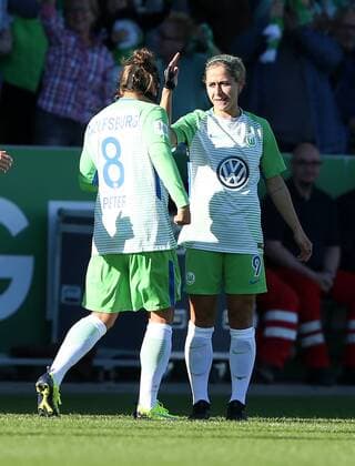goal celebration Anna Pallor VfL Wolfsburg 9 8 Babett Peter VfL Wolfsburg