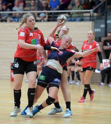 Aylin Bok Herrenberg against Helena Mikkelsen l and Nadine Smit r the Game SV Union Hall Neustadt vs SG H2KU Herrenberg Handball 2 League Women 15 10 2017 Hall Copyright: xModlax Eibner-Pressefotox EP_cma