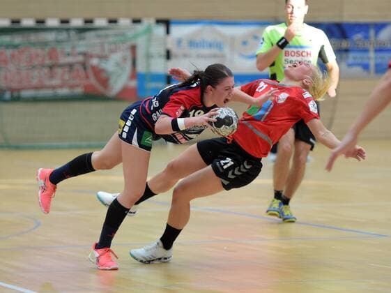 Lea Neubrander Herrenberg 18 against Sophie Lütke Luetke Hall the Game SV Union Hall Neustadt vs SG H2KU Herrenberg Handball 2 League Women 15 10 2017 Hall Copyright: xModlax Eibner-Pressefotox EP_cma