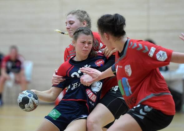 Marie Christine Beddies Herrenberg 22 against Helena Mikkelsen Hall 24 and Pia Frederike Dietz Hall 4 the Game SV Union Hall Neustadt vs SG H2KU Herrenberg Handball 2 League Women 15 10 2017 Hall Copyright: xModlax Eibner-Pressefotox EP_cma