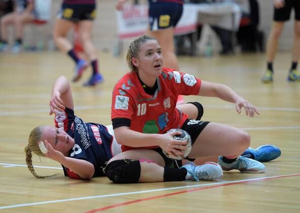Aylin Bok Herrenberg 8 and Nadine Smit Hall 10 the Game SV Union Hall Neustadt vs SG H2KU Herrenberg Handball 2 League Women 15 10 2017 Hall Copyright: xModlax Eibner-Pressefotox EP_cma