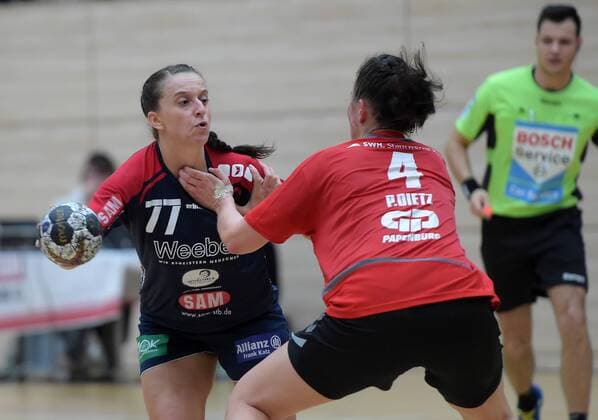 Carolin Tuc Herrenberg 77 against Pia Frederike Dietz Hall 4 the Game SV Union Hall Neustadt vs SG H2KU Herrenberg Handball 2 League Women 15 10 2017 Hall Copyright: xModlax Eibner-Pressefotox EP_cma