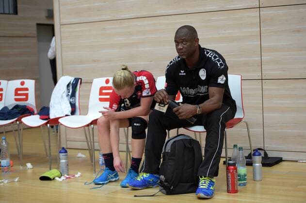 Aylin Bok Herrenberg and team manager Nwagbara After the Game SV Union Hall Neustadt vs SG H2KU Herrenberg Handball 2 League Women 15 10 2017 Hall Copyright: xModlax Eibner-Pressefotox EP_cma