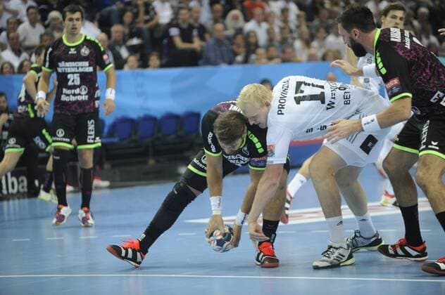 Tobias Karlsson SG Flensburg Handewitt against Patrick Wiencek THW Leng THW Leng vs SG Flensburg Handewitt Handball EHF Champions League Group stage 15 10 17 Leng Schleswig Holstein Germany Sparkassen Arena Copyright: xAgentur54Gradx xJoergxLuehnx