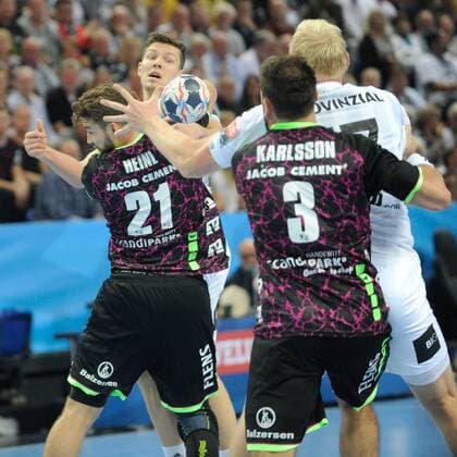 Christian Dissident Ingersoll THW Leng to Patrick Wiencek THW Leng THW Leng vs SG Flensburg Handewitt Handball EHF Champions League Group stage 15 10 17 Leng Schleswig Holstein Germany Sparkassen Arena Copyright: xAgentur54Gradx xJoergxLuehnx