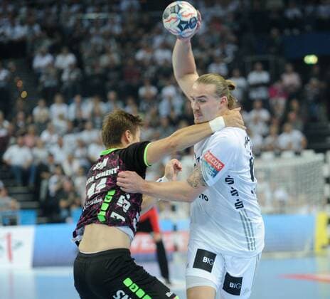 Lukas Nilsson THW Leng against Lasse Svan SG Flensburg Handewitt THW Leng vs SG Flensburg Handewitt Handball EHF Champions League Group stage 15 10 17 Leng Schleswig Holstein Germany Sparkassen Arena Copyright: xAgentur54Gradx xJoergxLuehnx