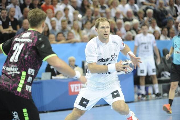Steffen Weinhold THW Leng before Tobias Karlsson SG Flensburg Handewitt THW Leng vs SG Flensburg Handewitt Handball EHF Champions League Group stage 15 10 17 Leng Schleswig Holstein Germany Sparkassen Arena Copyright: xAgentur54Gradx xJoergxLuehnx