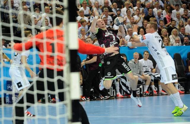 Foul from Christian Zeitz THW Leng against Holger Glandorf SG Flensburg Handewitt THW Leng vs SG Flensburg Handewitt Handball EHF Champions League Group stage 15 10 17 Leng Schleswig Holstein Germany Sparkassen Arena Copyright: xAgentur54Gradx xJoergxLuehnx