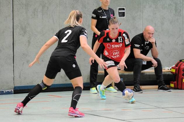 Sabrina Duschner TSV Haunstetten 13 against Dorina Korsos Tussis Metzingen II 2 TuSsies Metzingen II Handball Women 3 Bundesliga Sued 15 10 2017 Photo TBaur Eibner Metzingen Copyright: xBaur xEibner-Pressefotox EP_Toba