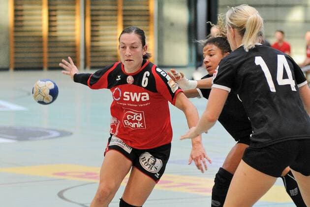 Patricia Horner TSV Haunstetten 6 against Delaila Amega Tussis Metzingen II 5 TuSsies Metzingen II Handball Women 3 Bundesliga Sued 15 10 2017 Photo TBaur Eibner Metzingen Copyright: xBaur xEibner-Pressefotox EP_Toba