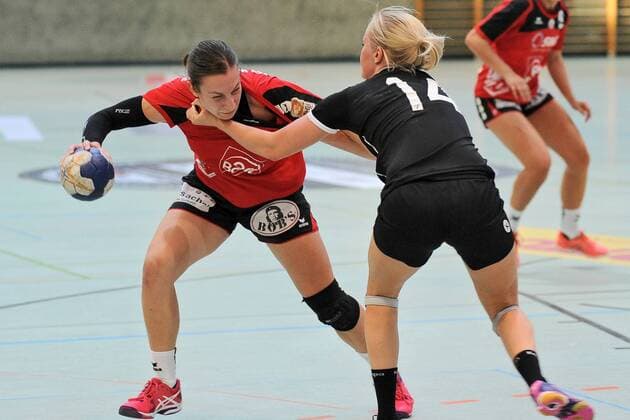 Patricia Horner TSV Haunstetten 6 against Stina Karlsson Tussis Metzingen II 14 TuSsies Metzingen II Handball Women 3 Bundesliga Sued 15 10 2017 Photo TBaur Eibner Metzingen Copyright: xBaur xEibner-Pressefotox EP_Toba