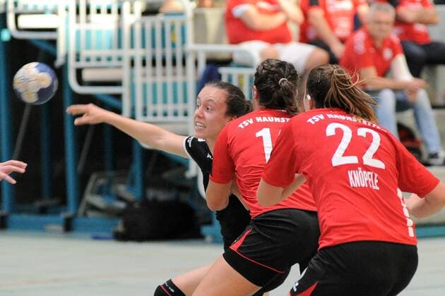 Miriam Welser Tussis Metzingen II 9 against Sarah Irmler TSV Haunstetten 18 TuSsies Metzingen II Handball Women 3 Bundesliga Sued 15 10 2017 Photo TBaur Eibner Metzingen Copyright: xBaur xEibner-Pressefotox EP_Toba