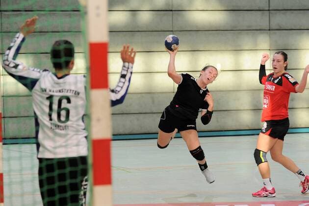 Miriam Welser Tussis Metzingen II 9 against Sabrina Albrecht TSV Haunstetten 16 in goal TuSsies Metzingen II Handball Women 3 Bundesliga Sued 15 10 2017 Photo TBaur Eibner Metzingen Copyright: xBaur xEibner-Pressefotox EP_Toba