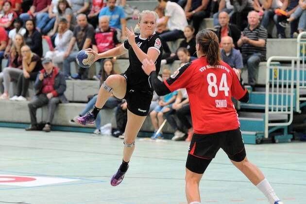 Stina Karlsson Tussis Metzingen II 14 against Annika Schmid TSV Haunstetten 84 TuSsies Metzingen II Handball Women 3 Bundesliga Sued 15 10 2017 Photo TBaur Eibner Metzingen Copyright: xBaur xEibner-Pressefotox EP_Toba