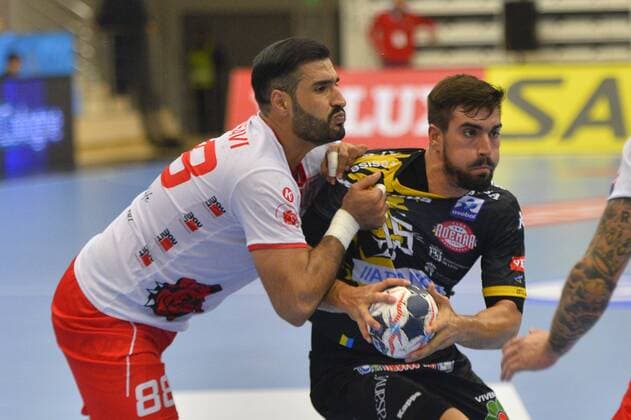 Handball, CL, Dinamo Bukarest - Reale Ademar Dinamo Bucharest - Abanca Ademar Leon, during 2017 2018 EHF Men s Champions League Group Phase, 15 October 2017, Dinamo Hall, Bucuresti, Romania Dinamo Bucharest s Seyed Alireza Mousavi (left) and Juan Jose Fernandez Sanchez, Abanca Ademar Leon s player during the game Dinamo Bucharest - Abanca Ademar Leon, for the 2017 2018 EHF Men s Champions League Group Phase, 15 October 2017, Dinamo Hall, Bucuresti, Romania Copyright: xAlexxNicodimx