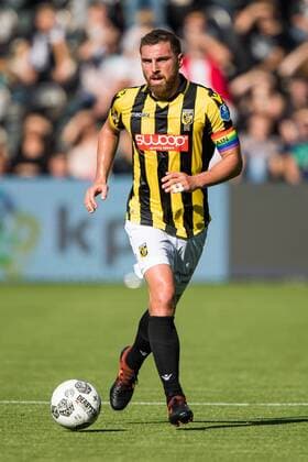 Guram Kashia of Vitesse during the Dutch Eredivisie match between Heracles Almelo and Vitesse Arnhem at Polman stadium on October 15, 2017 in Almelo, The Netherlands Dutch Eredivisie 2017 2018 xVIxVIxImagesx xHenryxDijkmanxFotografiexIVx 9028444
