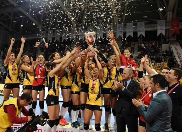 (171016) -- ANKARA, Oct. 16, 2017 -- Vakifbank players celebrates with the trophy after the Turkish Women Volleyball Super Cup match between Vakifbank and Fenerbahce in Ankara, Turkey, on Oct. 15, 2017. Vakifbank won 3-0. ) (SP)TURKEY-ANKARA-VOLLEYBALL-TURKISH SUPER CUP-VAKIFBANK VS FENERBAHCE HexCanling 