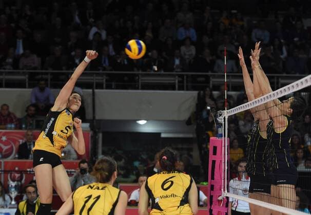 (171016) -- ANKARA, Oct. 16, 2017 -- Vakifbank player Zhu Ting(L) spikes the ball during the Turkish Women Volleyball Super Cup match between Vakifbank and Fenerbahce in Ankara, Turkey, on Oct. 15, 2017. Vakifbank won 3-0. ) (SP)TURKEY-ANKARA-VOLLEYBALL-TURKISH SUPER CUP-VAKIFBANK VS FENERBAHCE HexCanling 