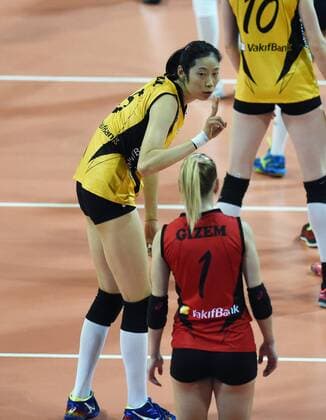(171016) -- ANKARA, Oct. 16, 2017 -- Vakifbank player Zhu Ting(L) talks with her teammate during the Turkish Women Volleyball Super Cup match between Vakifbank and Fenerbahce in Ankara, Turkey, on Oct. 15, 2017. Vakifbank won 3-0. ) (SP)TURKEY-ANKARA-VOLLEYBALL-TURKISH SUPER CUP-VAKIFBANK VS FENERBAHCE HexCanling 