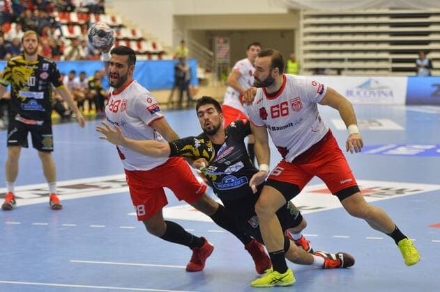 Handball, CL, Dinamo Bukarest - Reale Ademar October 15, 2017 - Bucharest, Romania - Dinamo s Seyed Mousavi and Marius Mocanu vs Ademar Juan Jose Sanchez Fernandez, during 2017 2018 EHF Men s Champions League Group Phase, match between Dinamo Bucharest and Abanca Ademar Leon, at Dinamo Hall, Bucurest, Romania, on 15 October 2017. Handball Dinamo Bucharest v Abanca Ademar Leon - 2017 18 EHF Men s Champions League - ZUMAn230 20171015_zaa_n230_419 Copyright: xAlexxNicodimx