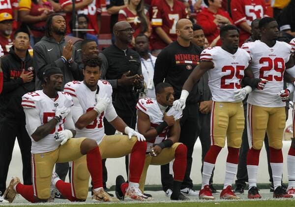LANDOVER, MD - OCTOBER 15: San Francisco 49ers linebacker Eli Harold (57), defensive end Arik Armstead (91) and cornerback K Waun Williams (24) kneel during the National Anthem prior to a football game between the San Francisco 49ers and Washington Redskins on October 15, 2017, at FedEx Field in Landover, MD. (Photo by Lee Coleman Icon Sportswire) NFL American Football Herren USA OCT 15 49ers at Redskins Icon15517101503549 EDITORIAL USE ONLY