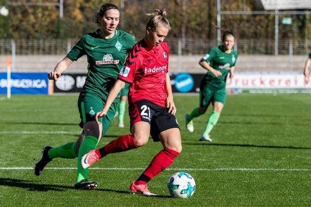 v left Catherine Schiechtl SV Werder Bremen 9 and Klara Bühl Buhl Buehl SC Freiburg 21 in Run duel Football Alliance Women Bundesliga SC Freiburg SV Werder Bremen xdgx