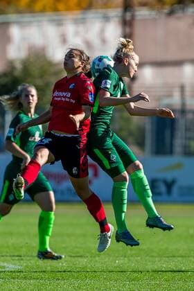 v left Anja Maike Hegenauer SC Freiburg 24 and Lina HAUSICKE SV Werder Bremen 18 in Ball head duel Header Duel Head ball Football Alliance Women Bundesliga SC Freiburg SV Werder Bremen xdgx