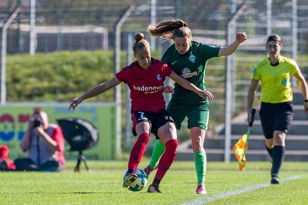 v left Giulia GWINNER SC Freiburg 7 and Nina Lührßen Luehrßen SV Werder Bremen 4 in duel Duel Duel Tackle Football Alliance Women Bundesliga SC Freiburg SV Werder Bremen xdgx