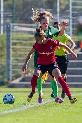 v left Giulia GWINNER SC Freiburg 7 and Nina Lührßen Luehrßen SV Werder Bremen 4 in duel Duel Duel Tackle Football Alliance Women Bundesliga SC Freiburg SV Werder Bremen xdgx