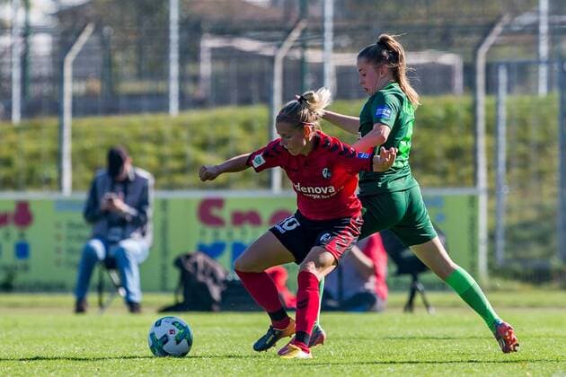 v left Juliet Simic SC Freiburg 10 and Nina Lührßen Luehrßen SV Werder Bremen 4 in duel Duel Duel Tackle Football Alliance Women Bundesliga SC Freiburg SV Werder Bremen xdgx