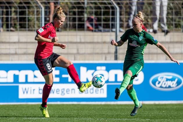 v left Rebecca Knaak SC Freiburg 8 and Lina HAUSICKE SV Werder Bremen 18 in duel Duel Duel Tackle Football Alliance Women Bundesliga SC Freiburg SV Werder Bremen xdgx