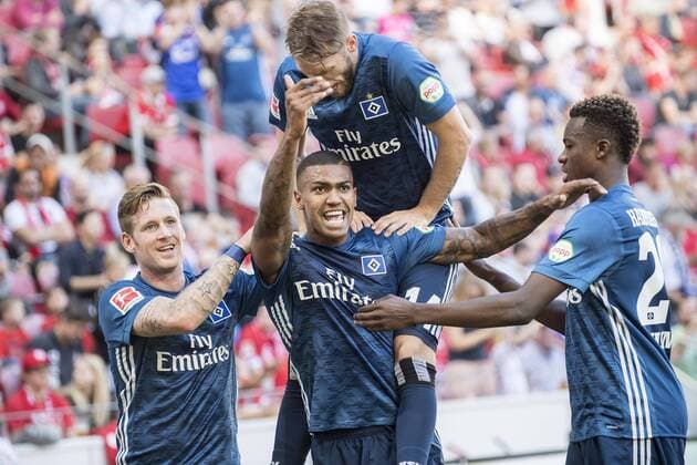 Jubilee grapes HH to Scorer Walace HH After the goal to 1 1 v l André Cock HH Walace HH Aaron Hunt HH Gideon Young HH Football 1 Bundesliga 8 Matchday 1 FSV Mainz 05 MZ Hamburg SV HH at 14 10 2017 in Mainz Germany