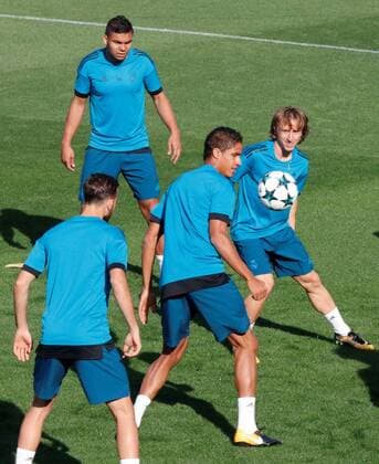 Fußball, CL, Real Madrid Training Real Madrid players Theo Hernández L, back to camera), Casemiro (2L, up), Raphael Varane (2R) and Luka Modric (R) attend the team s training session at Valdebebas facilities in Madrid, Spain, 16 October 2017. Real Madrid will face Tottenham Hotspur FC in a Champions League match on 17 October 2017. Real Madrid training session !ACHTUNG: NUR REDAKTIONELLE NUTZUNG!  Copyright: xVíctorxLerenax GRAF196 20171016-636437534440289662